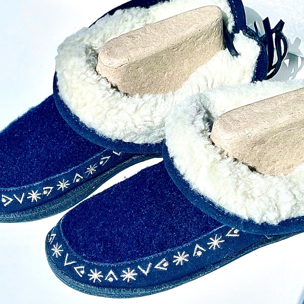 Clarks Wool Navy Blue Sherpa Lined Slippers Rubber Sole Excellent Condition!